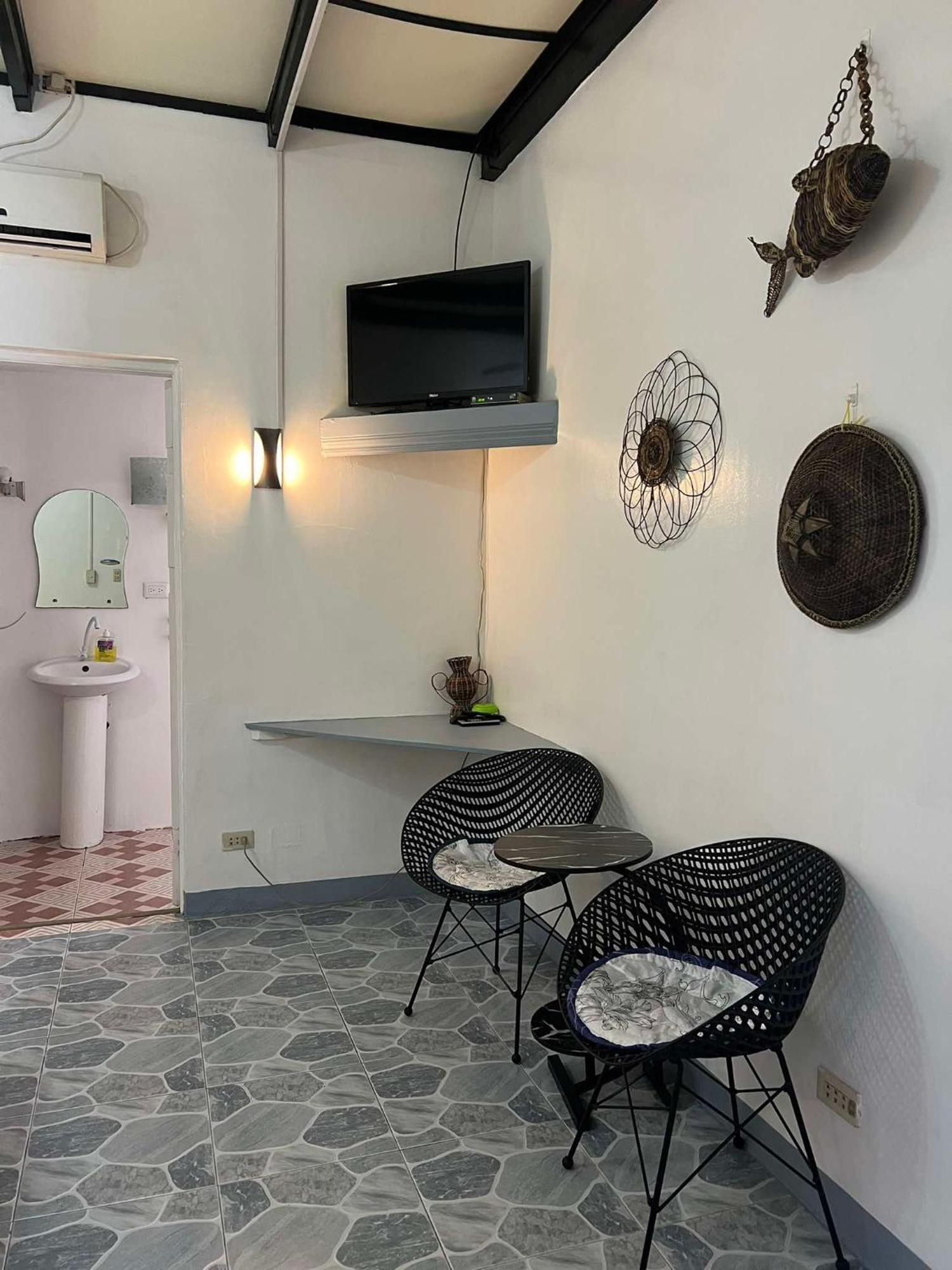 Ice Bear Bar & Tourist Inn Dauis Rum bild