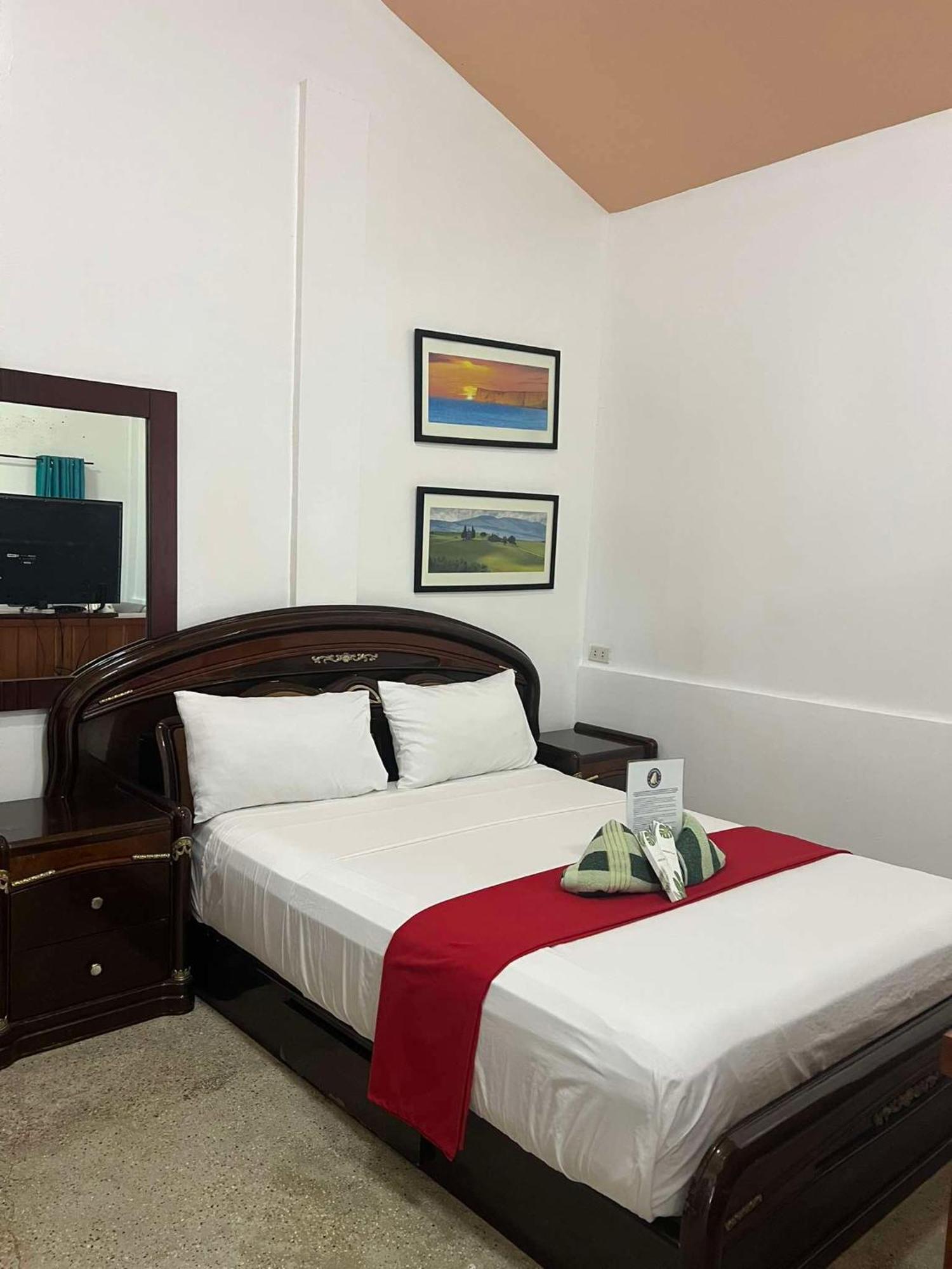 Ice Bear Bar & Tourist Inn Dauis Rum bild